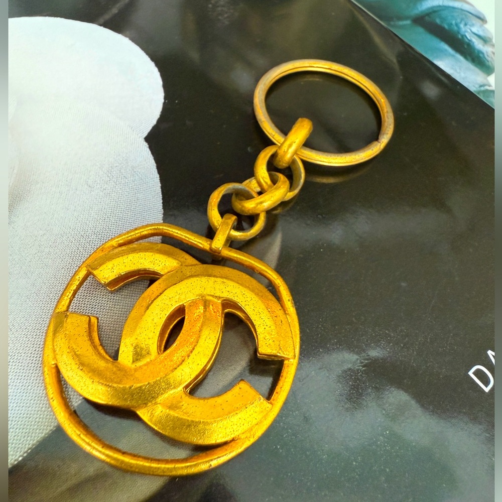 LOT 2314 24K gold plated CHANEL vintage 1996 spring collection key ring